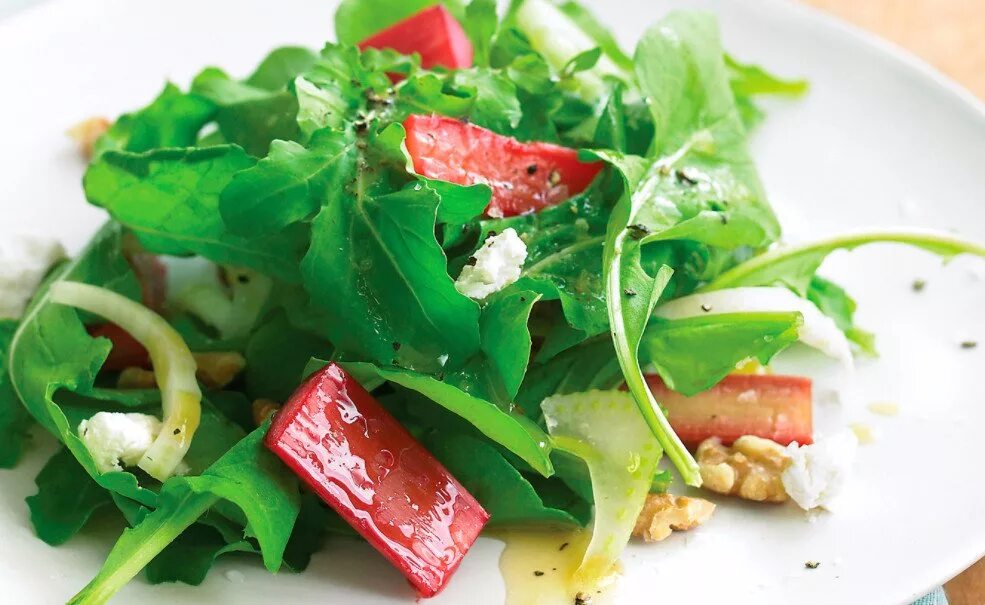 Ревень блюда из ревеня. Салат из ревеня. Ревень рецепты приготовления блюд. Компот из ревеня. Фрукты с ревенем фото.