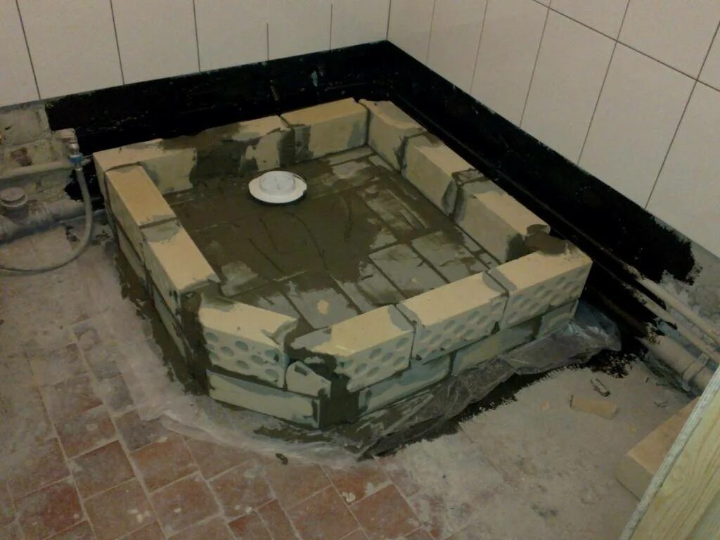Поддон в ванную комнату своими руками. Душевой поддон из кирпича. самодельный поддон для душевой кабины. строительный душевой поддон из кирпича. поддон из плитки для душевой кабины.