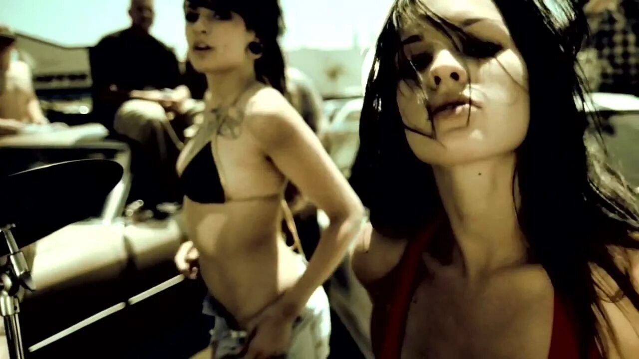 Every were are go. Актриса из клипа Hollywood Undead. Hollywood a Gogo фильм 2012. Hollywood Undead everywhere i go клип.