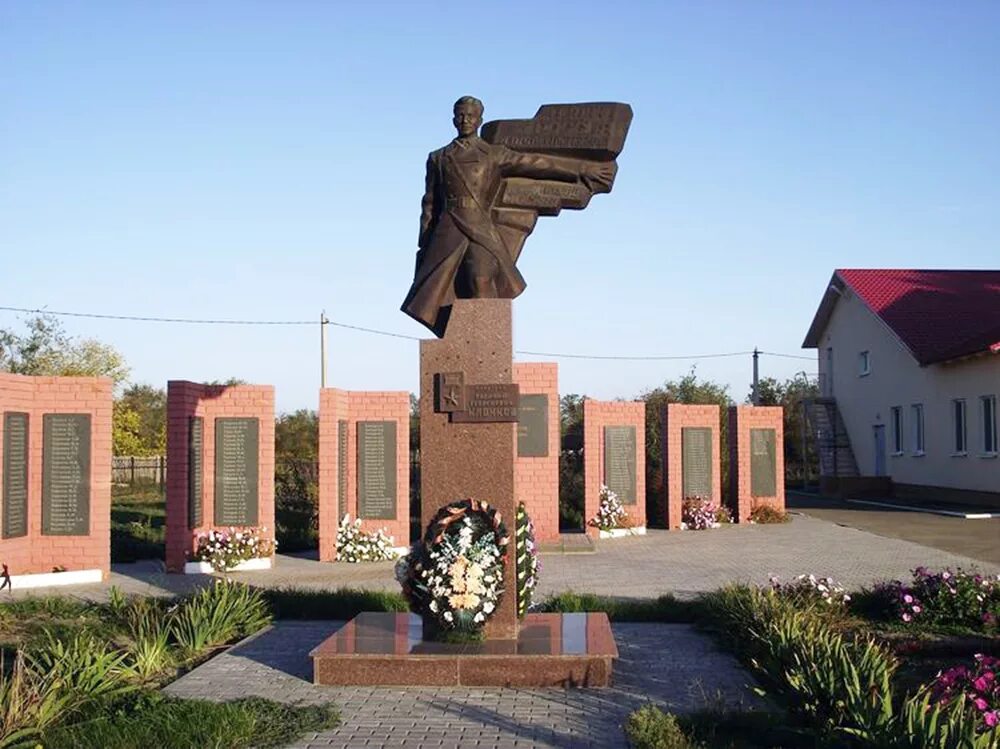 Село синодское саратовской. Синодское памятник клочкову. село синодское саратовской области. памятник клочкову в синодском в саратове. памятник политрука-панфиловца василия клочкова.