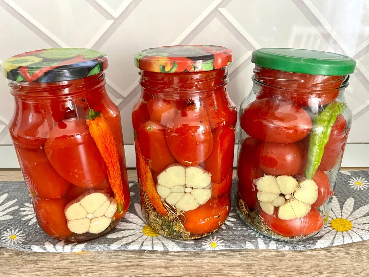 Вкусные помидоры на зиму. Помидоры маринованные на 1 литровую. Помидоры маринованные на 1 литровую. Рассол для помидор на зиму. Помидоры маринованные на 1 литровую.