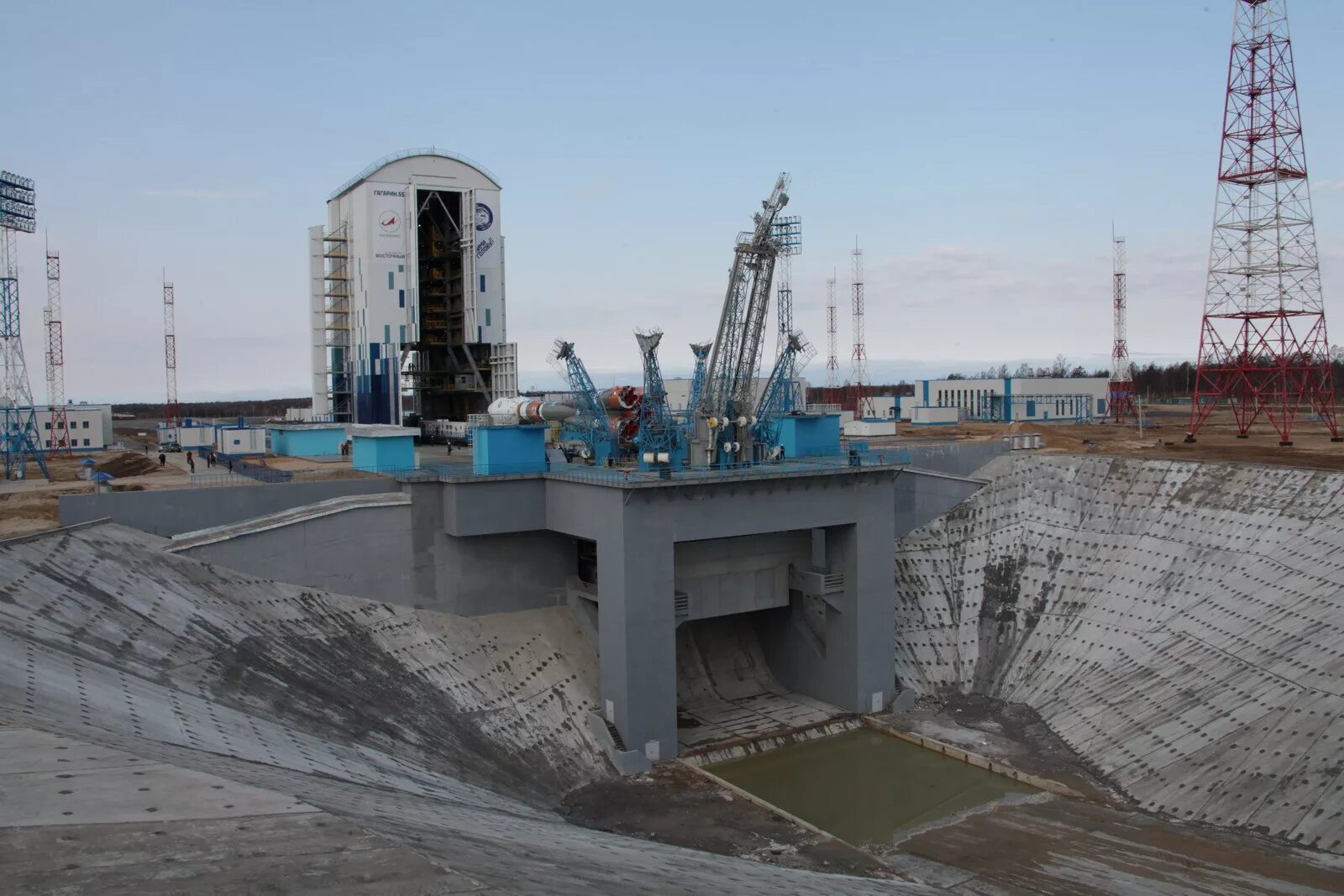 Агрегатный модуль ангара 1. Запуск ракеты с космодрома восточный. Космодром восточный и байконур. Космодром восточный амурская область. Монтажно испытательный комплекс космодрома схема.
