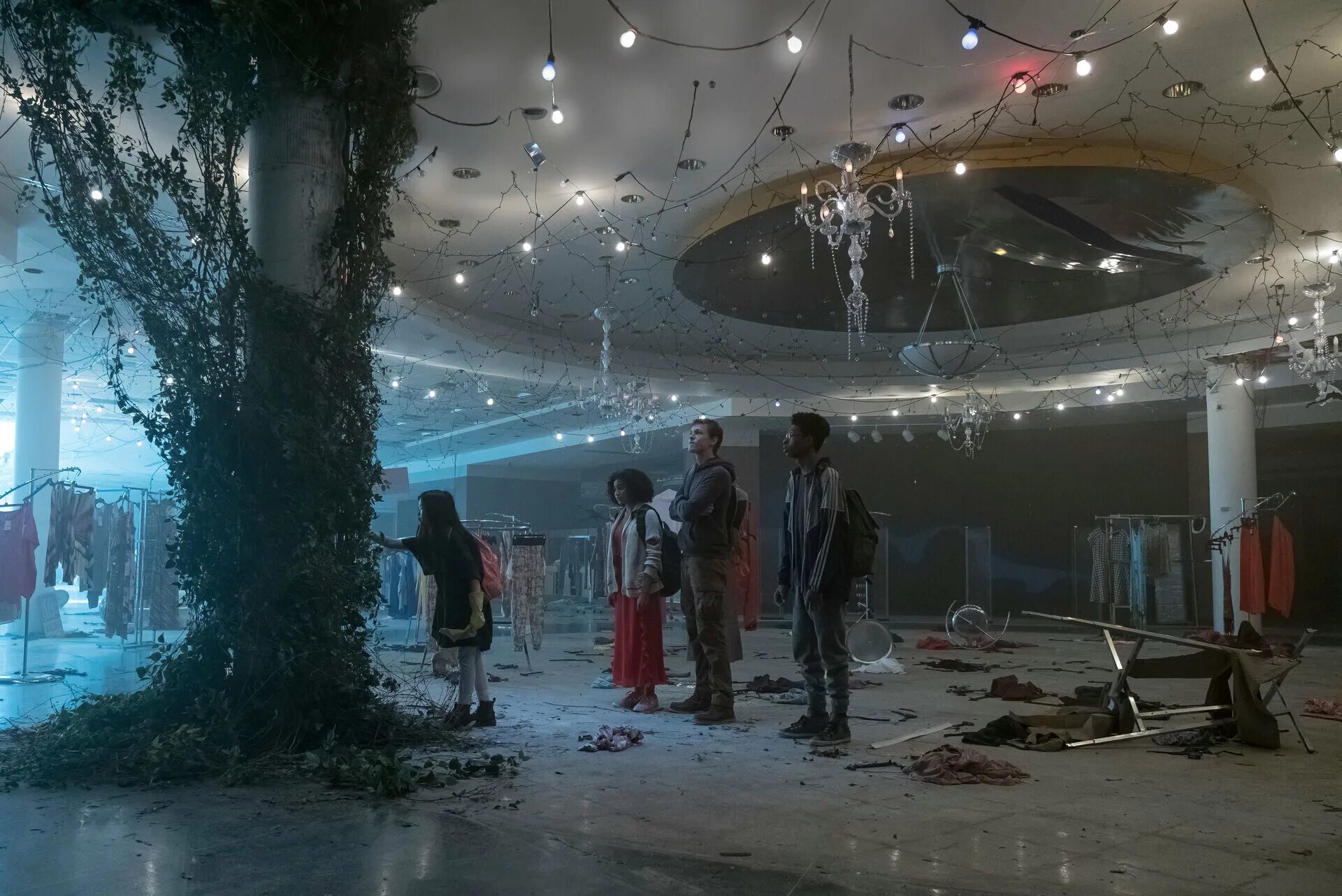 Темное отражение 2018. Брэдли уитфорд тёмные отражения 2018. Карсон холмс темные отражения. Амандла стенберг темные отражения. Леди джейн темные отражения.