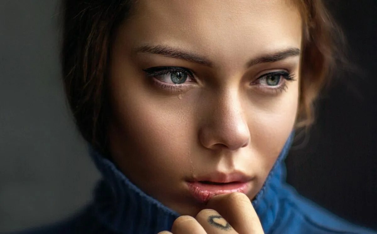 Красивая девушка с грустными глазами. Печальная девушка. Грустная женщина. Ларина мария александровна. Грустная брюнетка.