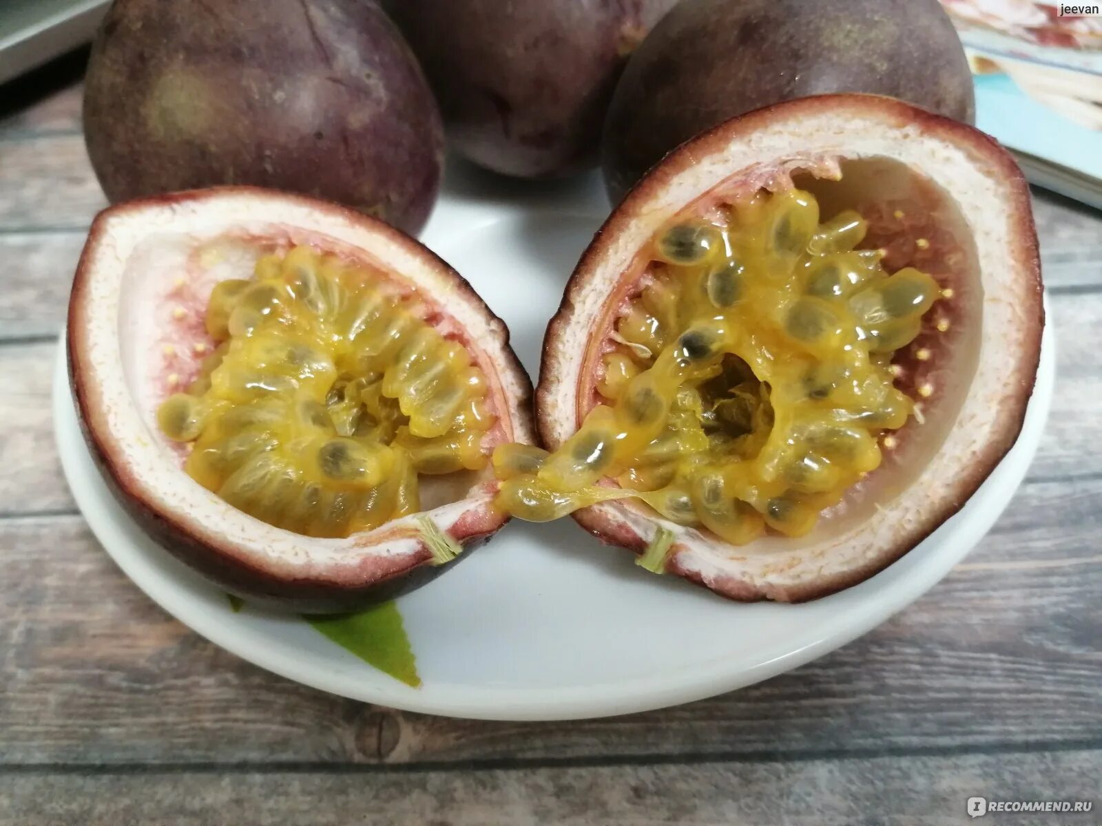 Как есть маракуйю в сыром. Маракуйя пэшн фрут. Фрукт маракуйя маракуйя. Как чистить маракуйю. Маракуйя как есть.