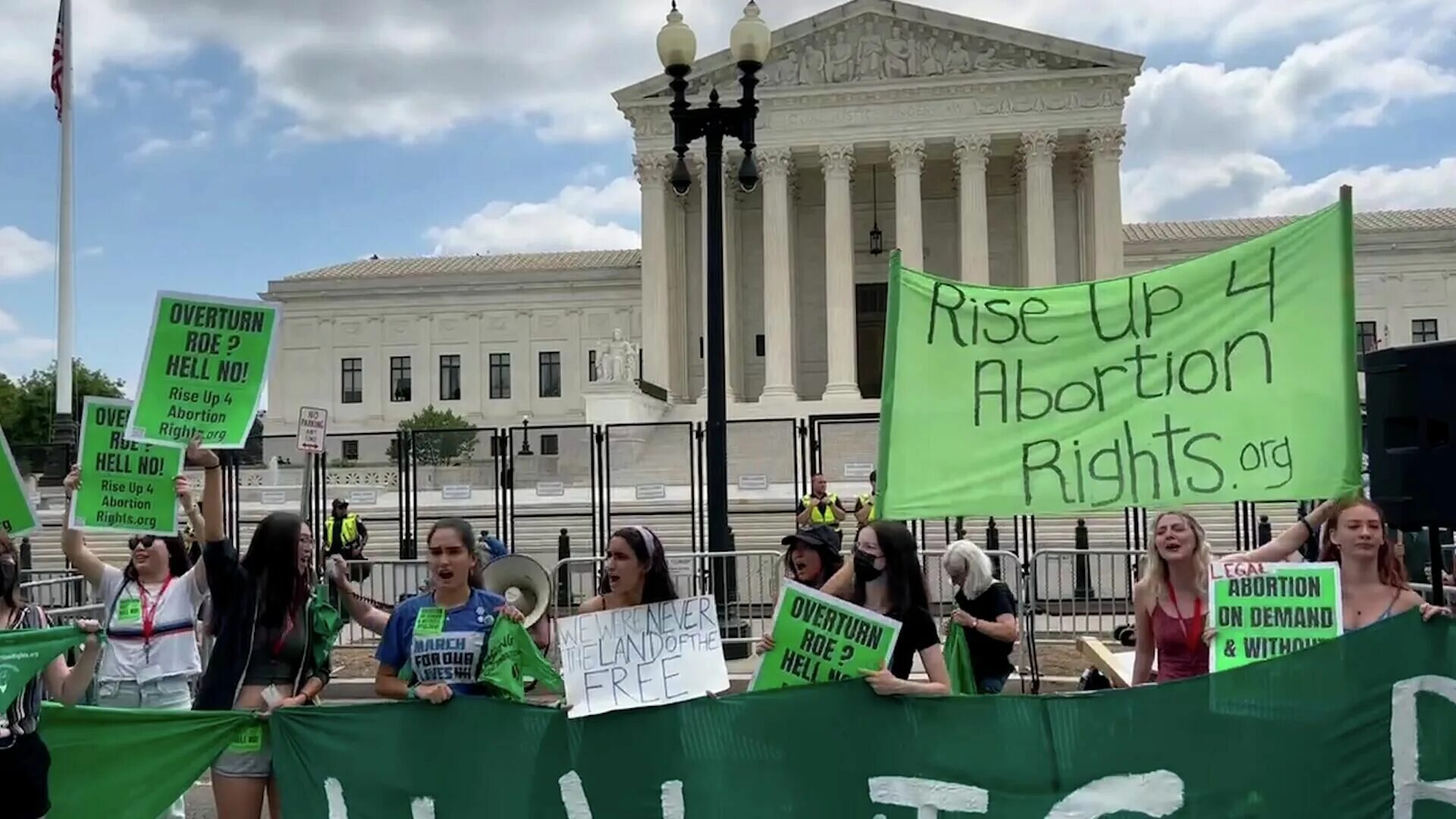 Риа новости реклама. Протесты против США. Протест в США против абортов. Протесты против запрета абортов. Верховный суд США запретил аборты.