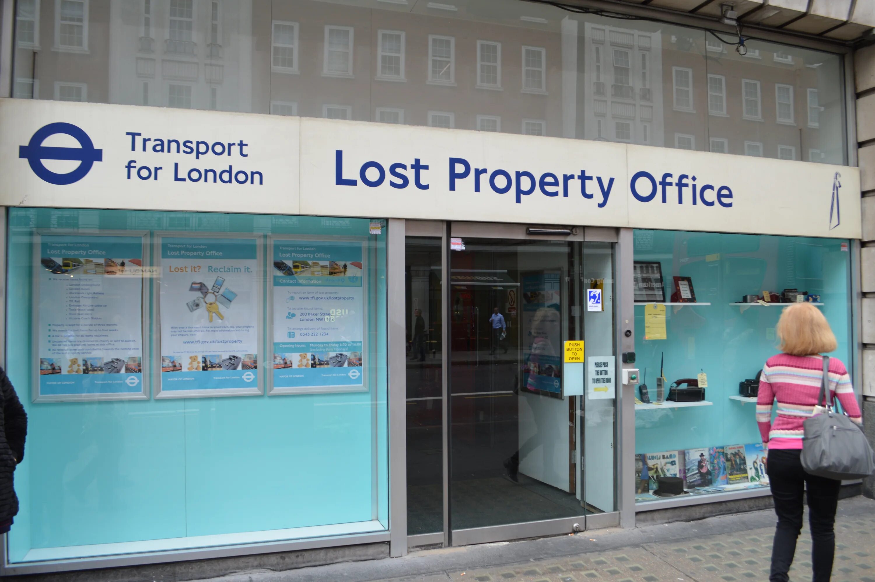 Бюро находок москва автобус телефон. Lost property Office. Картинка Lost property. Lost property на вокзале. In the Lost property Office.