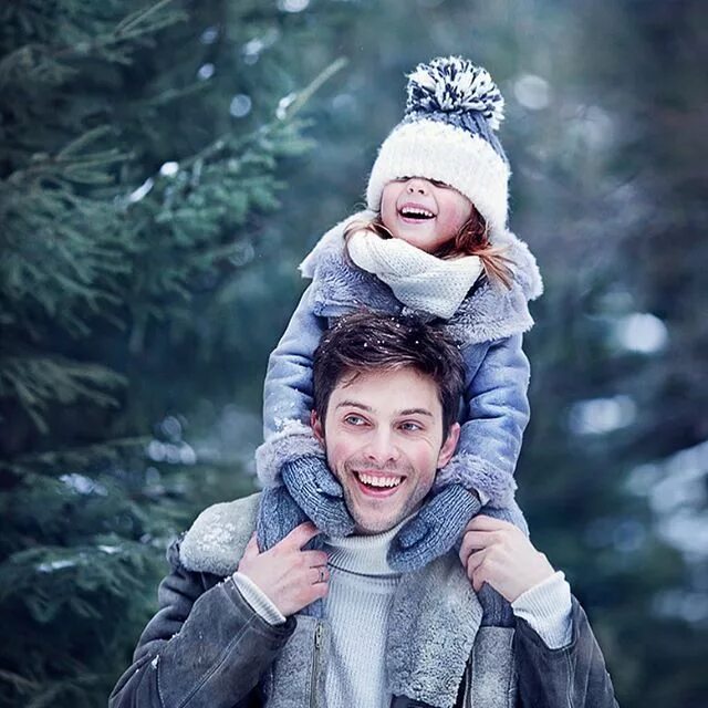 Греем ручки. Зимняя фотосессия семья. Зимняя фотосессия с малышом. Зимняя фотосессия с ребенком. Зимняя фотосессия в лесу семейная.