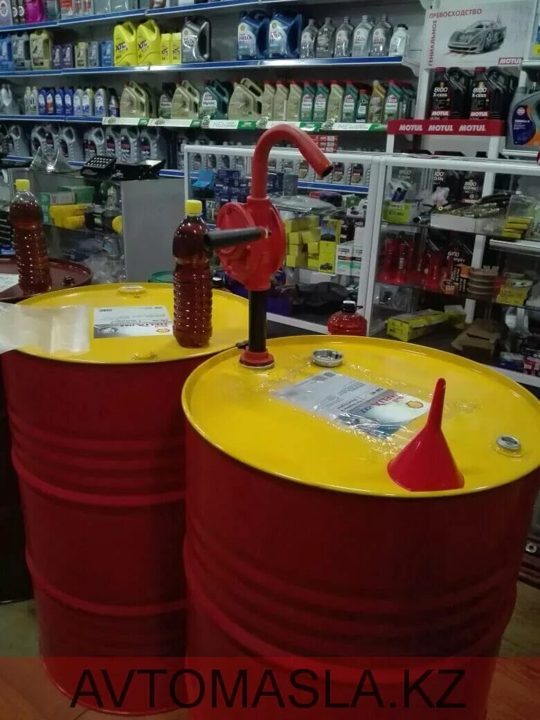 Масло на разлив лукойл. Лукойл супер 10w 40 полусинтетика на розлив. 5w40 в розлив. Стойка для масла shell. Масло на разлив шелл 5w40.