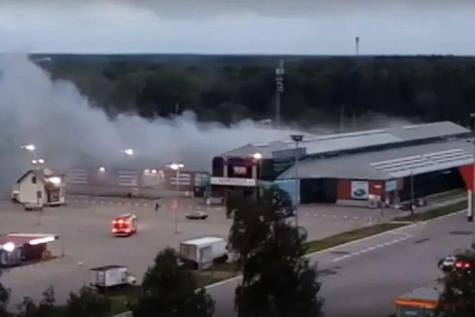 Что горит в горелово сейчас. Пожар в Горелово. Пожар на Петергофском шоссе. Пожар на Красносельском шоссе. Пожар в фитнес клубе.