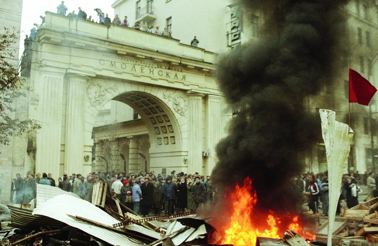 Баррикады в Москве 1993. Черный октябрь 1993 штурм Останкино. Штурм Кремля 1993. Переворот 1993.