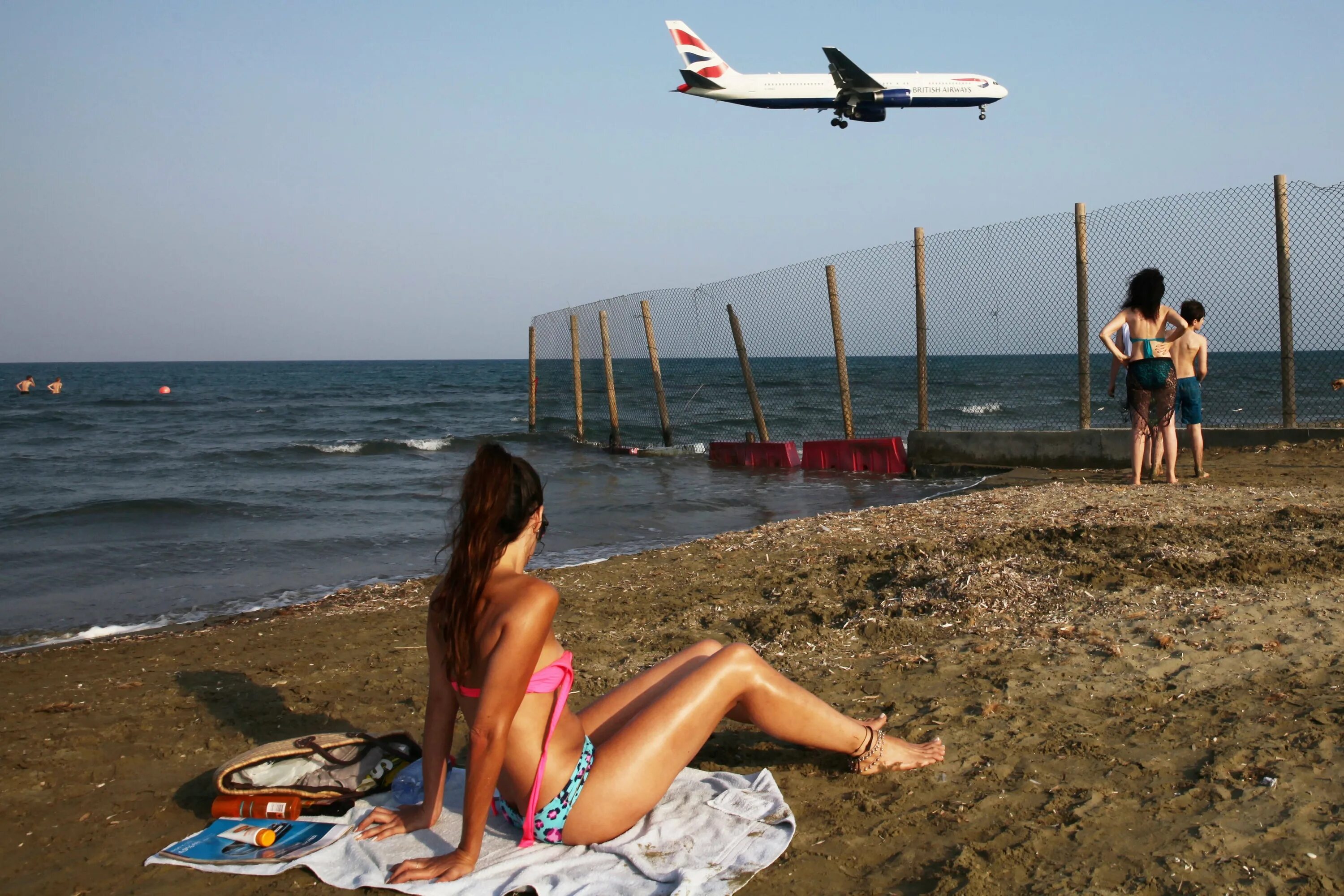 На самолете на море россия. Адлер пляж самолет. Пляж с самолетами. Аэропорт на пляже. Адлер самолеты над пляжем.