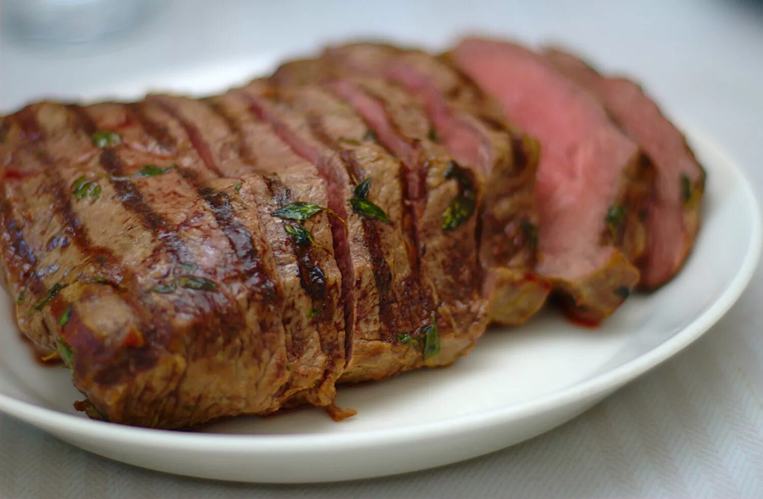Антрекот в фольге. Антрекот говядина. Мясо в духовке. Говядина запеченная в духовке. Мясо антрекот говядина.