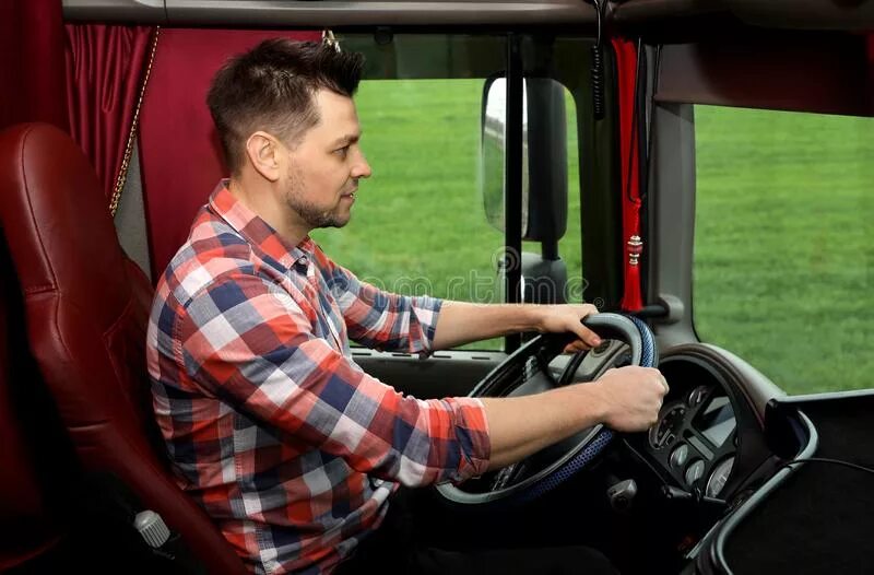 Мужчина за рулем. Сидим с шофером. Пассажир рядом с водителем. Водитель сидит на кабине. Мужчина в машине.