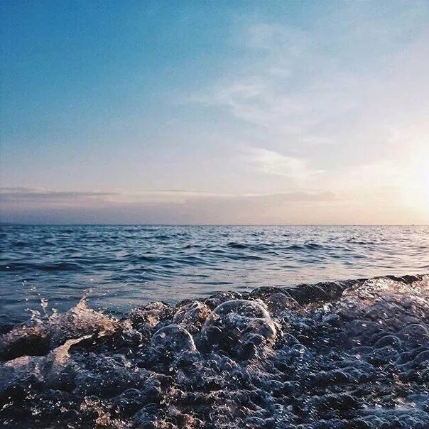 Море утром. Утро на море. Утреннее море. Теплое море.