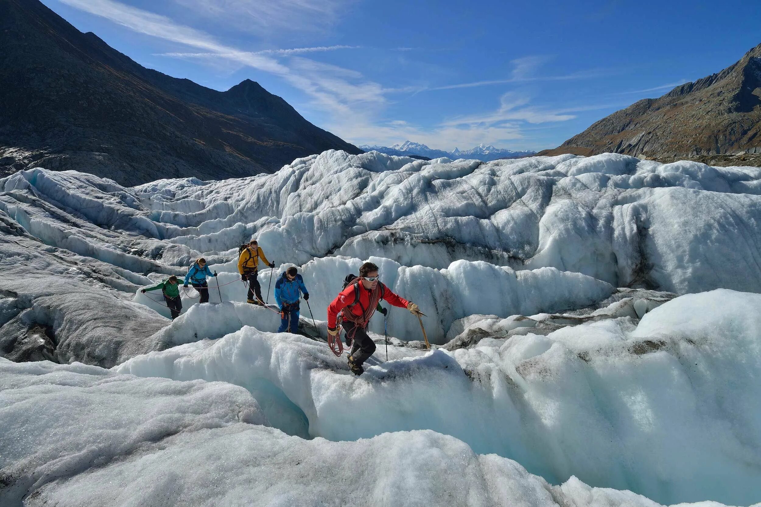 Ледник туристов. Ледник алеч швейцария. Горные туристы на леднике. Древний человек в леднике австрии. Перевал беляева кавказ.