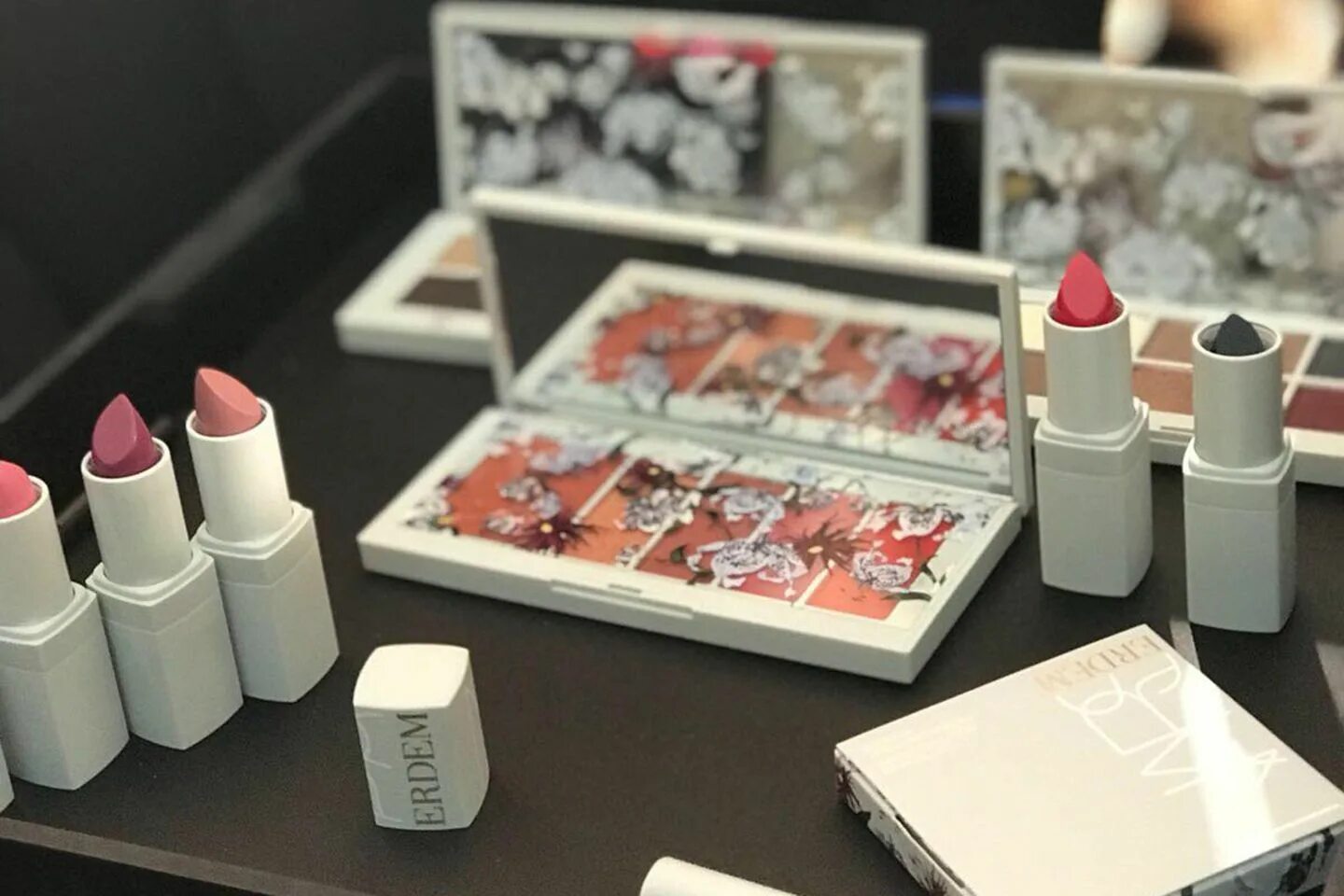 Коллаборации косметики. Коллаборации косметики. Коллаборации косметики. Бренд косметики кайли дженнер. Vt bt21 косметика тинт.