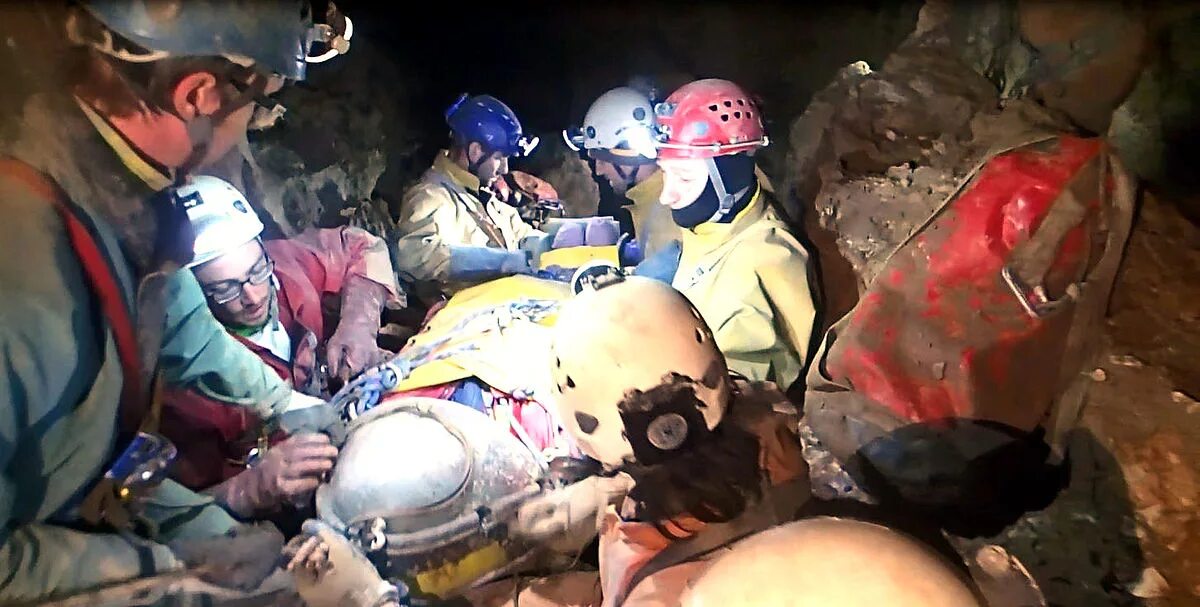 Рескью спасательные работы. Спасательная операция в пещере Тхамлуангнангнон. Riesending Cave Rescue Operation. Спасательная операция в пещере пикабу. Спасательная операция в крокус