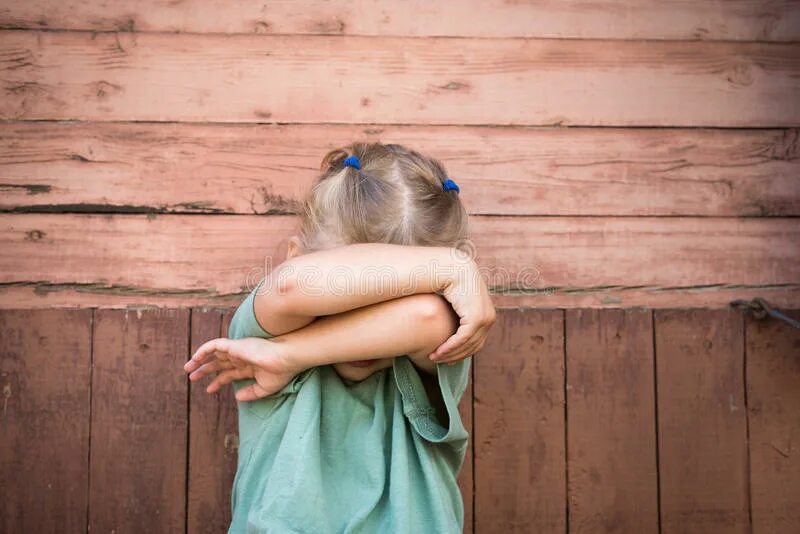 В дверь постучали. Закрыла девочку дома. Девушка у двери. Анна дорфман. Закрыла девочку дома.