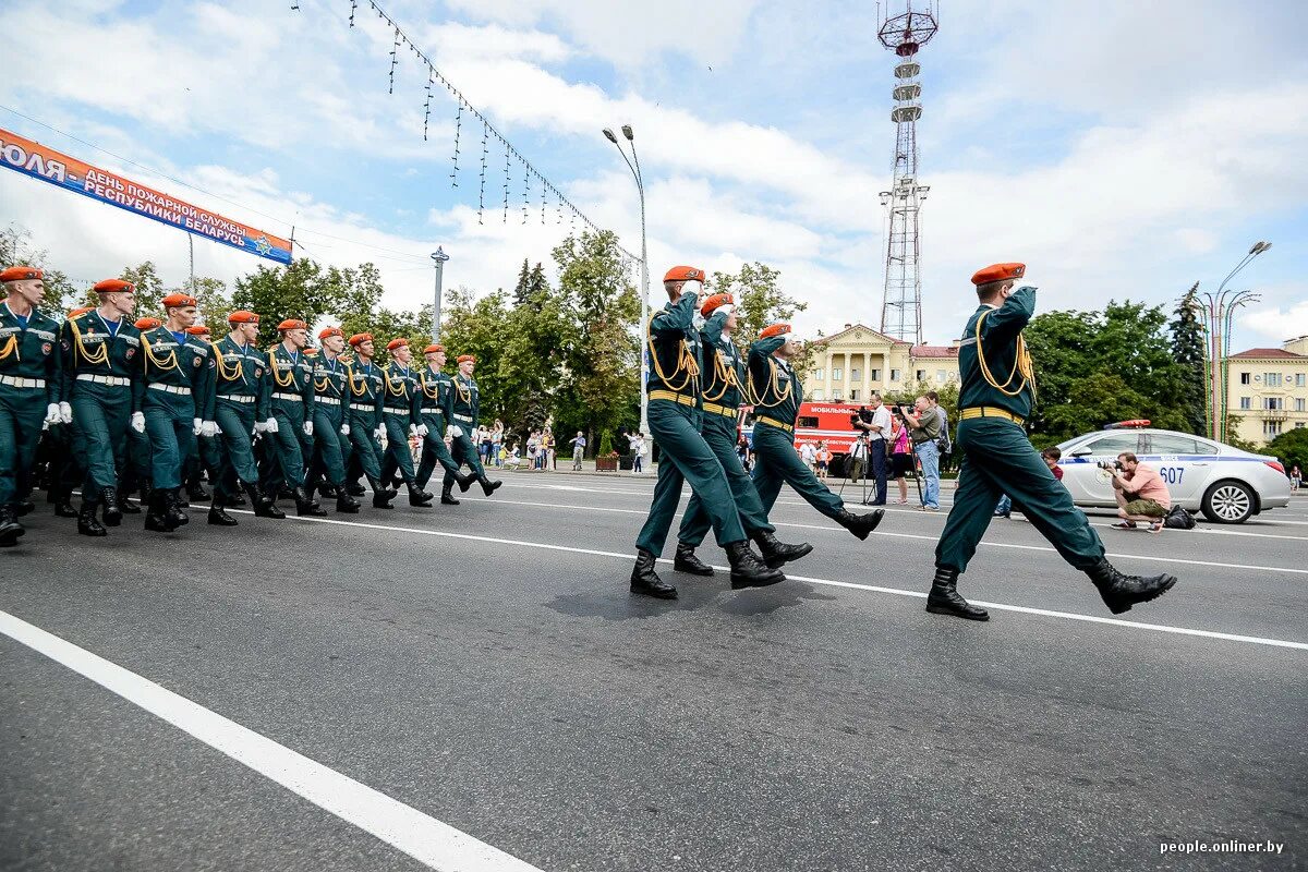 Парад мчс. МЧС Беларуси парад. Парад в Минске. Парад ко Дню пожарных.