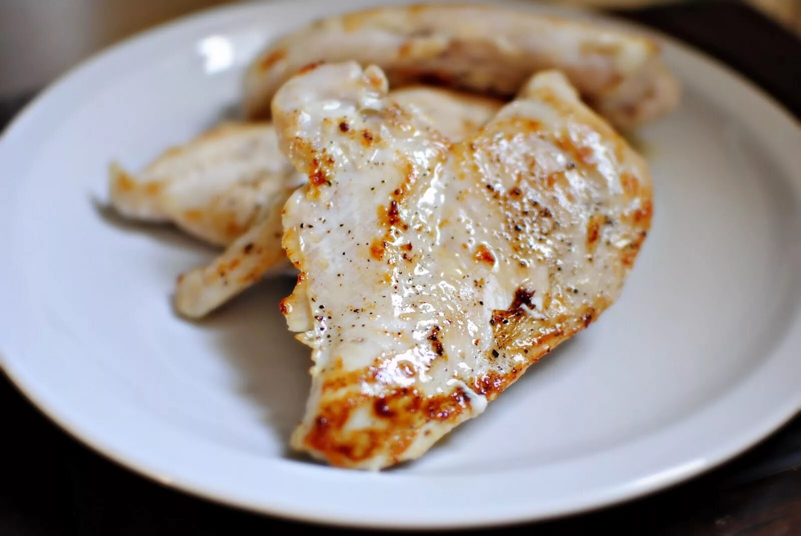 сочная грудка в духовке. куриное филе в слоеном тесте. запеченная куриная грудка. филе индейки запеченная в духовке. рулетики из грудки курицы в беконе.