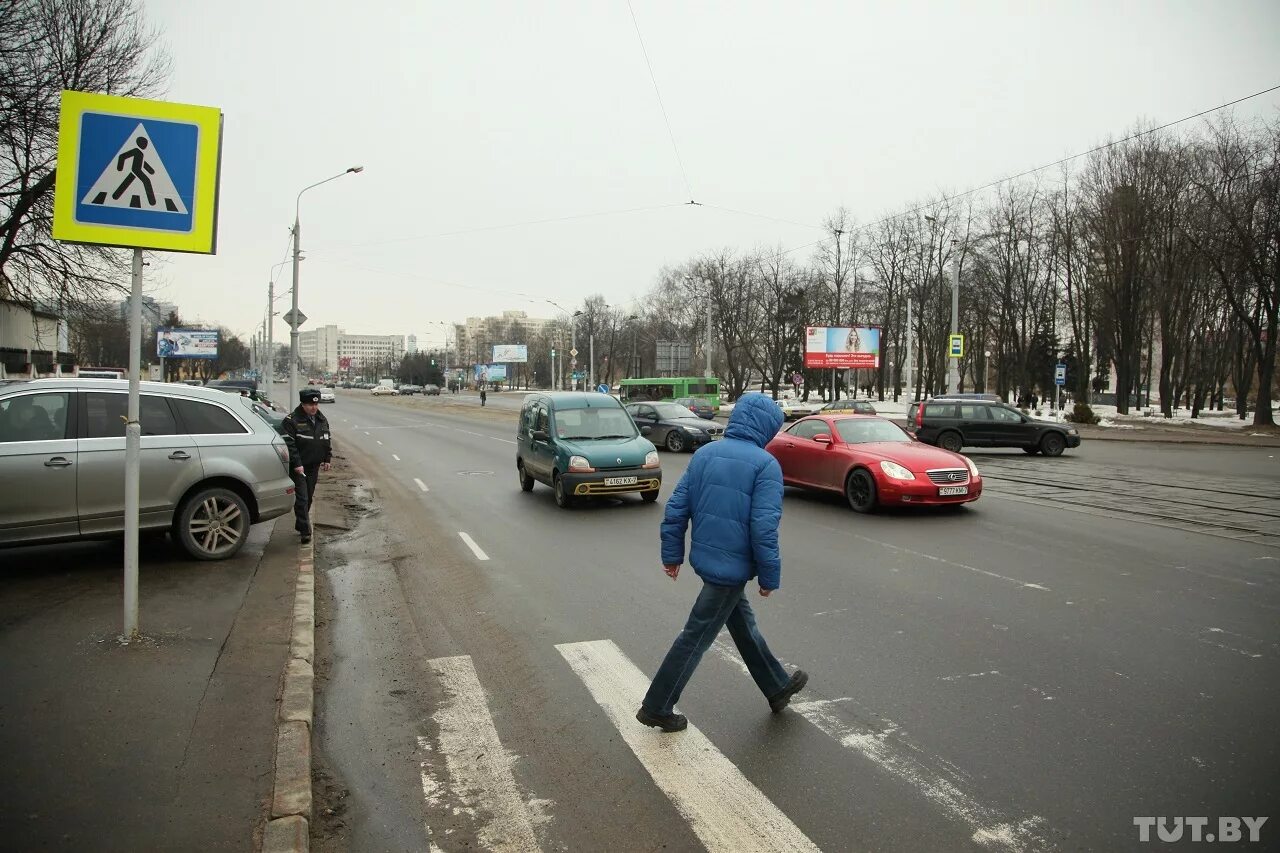 Штраф за пешеходный переход не пропустить. Не уступил дорогу пешеходу. машина около пешеходного перехода. перед пересечением дороги пешеход. непропуск пешехода.