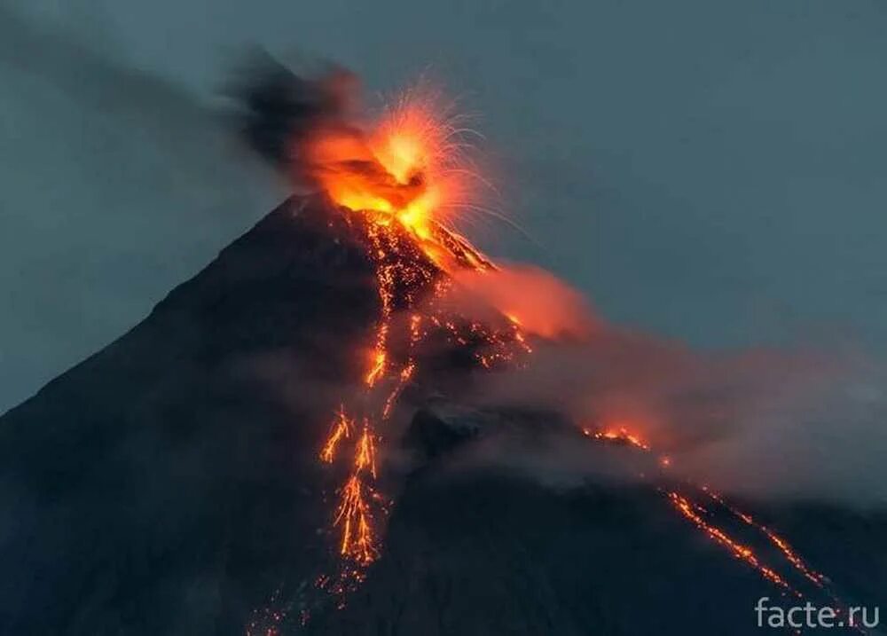Эффузивные вулканы. Землетрясение и извержение вулкана. Эффузивное извержение вулкана. Трещинные вулканы.