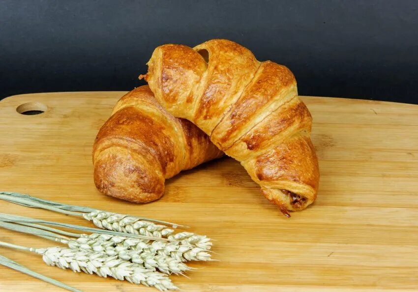 Круассаны со сгущенкой из слоеного теста рецепт. Круассаны с дрожжевого теста. Круассан. Круассаны с вареной сгущенкой из слоеного теста. Круассаны со сгущенкой из слоеного теста рецепт.