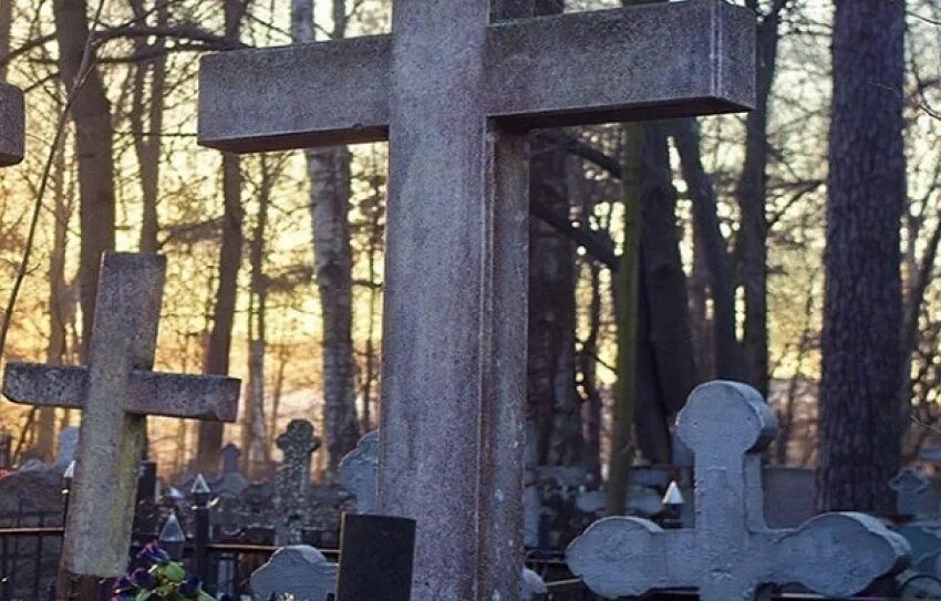 Сонник кладбище к чему снится. Что означает если снится кладбище. Кладбище подростков. Армянское кладбище в твери. Надгробная плита заброшенное кладбище.