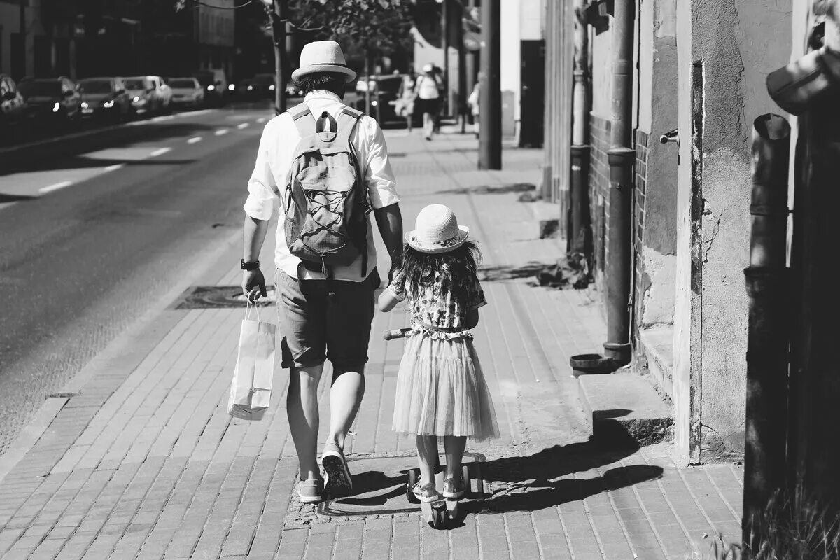 Монохромные снимки семьи на улице. Советские фото папа и дочка. Папа с дочкой по тротуару. Отец европейской маленькой девочки.