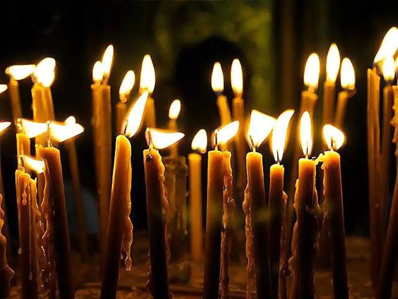 Горящие свечи в церкви. Свечи в храме. Древние свечи. Горящие свечи в храме. Много свечей.