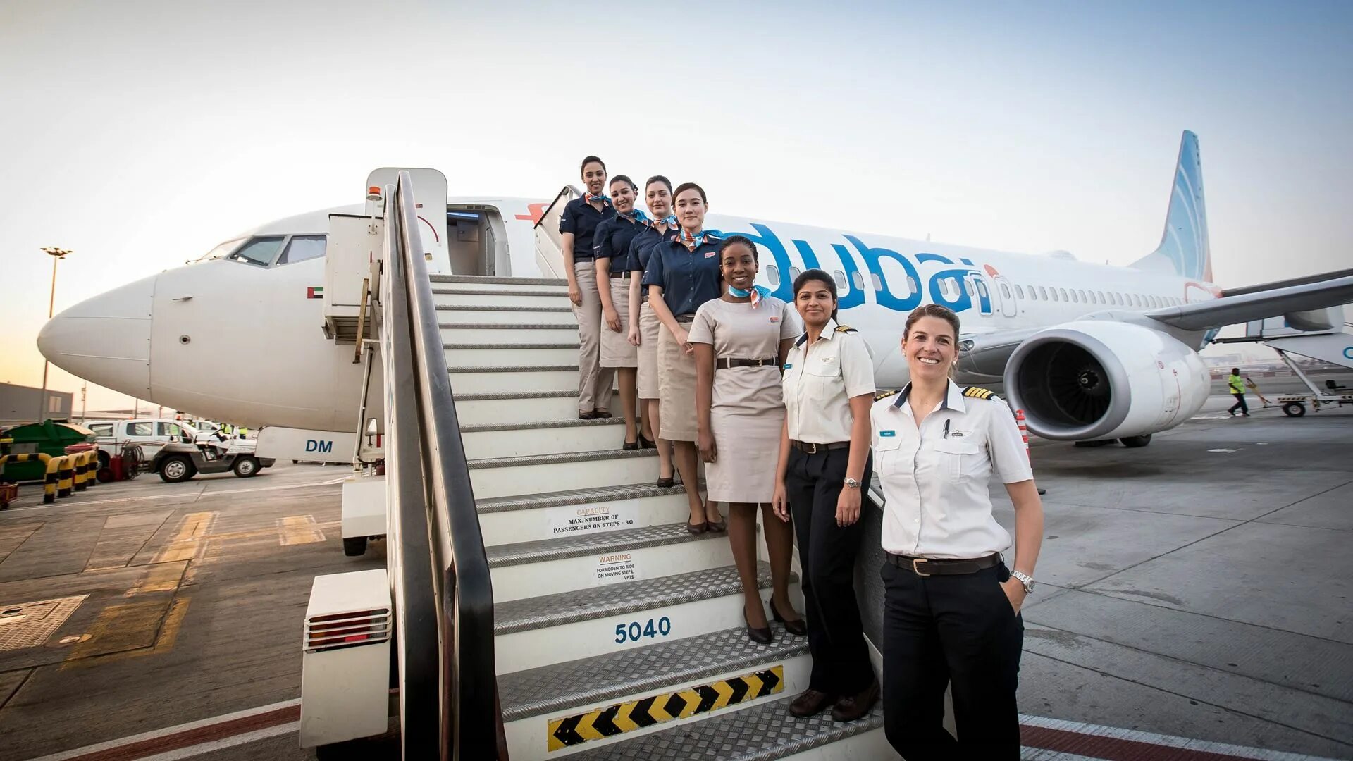 Fly dubai рейс. Дубай авиакомпании flydubai. Flydubai Emirates авиакомпания. Авиакомпания ОАЭ Флай Дубай. ОАЭ самолет flydubai.