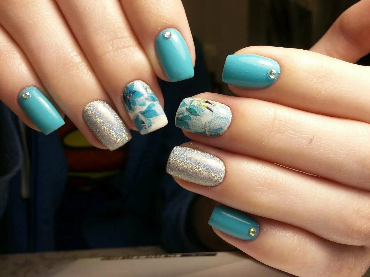 Маникюр в голубом тоне. Маникюр в голубых оттенках. Шеллак голубой. Маникюр в голубых тонах. Маникюр в голубом тоне.