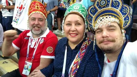 Трое друзей болельщиков автогонок
