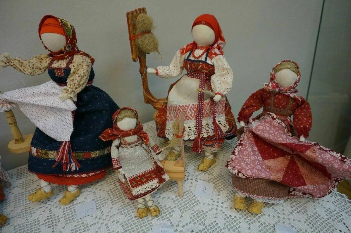 Традиционная кукла в русской народной. Традиционная народная тряпичная кукла. Кукла тряпичная в русском стиле. Народная тряпичная кукла. Кукла мотанка оберег.