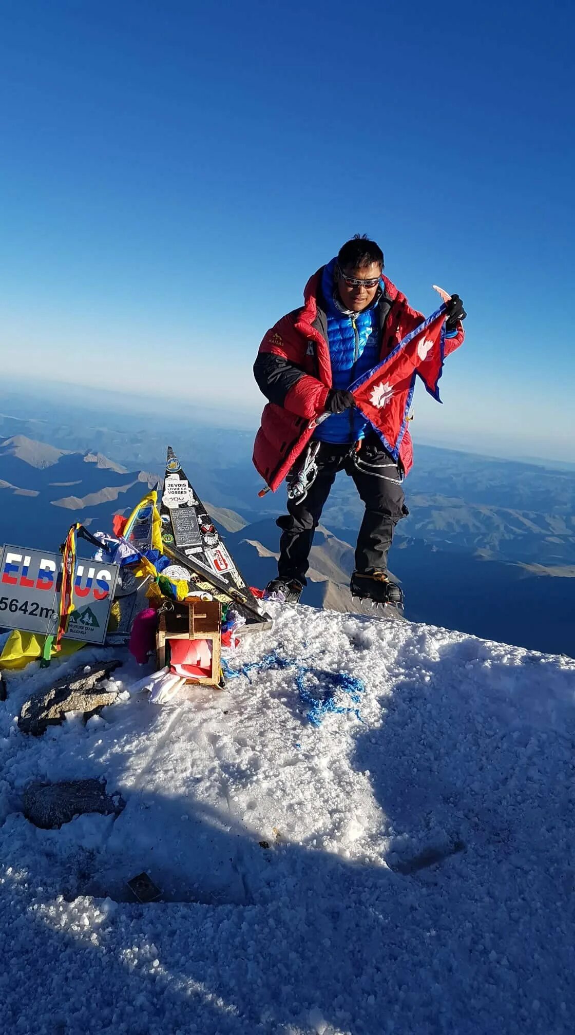 Сноуфорекаст эльбрус. Эльбрус восхождение туристы. Эльбрус 3800. Эльбрус 5642. Summit of elbrus.