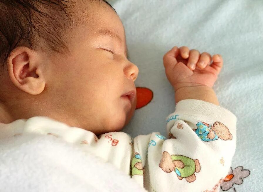Грудничок высовывает язык. Пневмония новорожденных фото. Малыш в 6 месяцев высовывает язык.