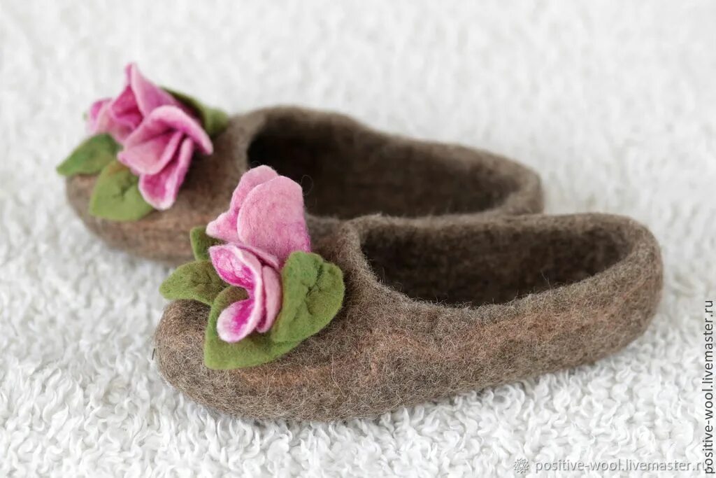 Валяние войлока. Войлок мокрое валяние. Из войлока изготовляют. Войлочные чуни анемоны. Валяние.