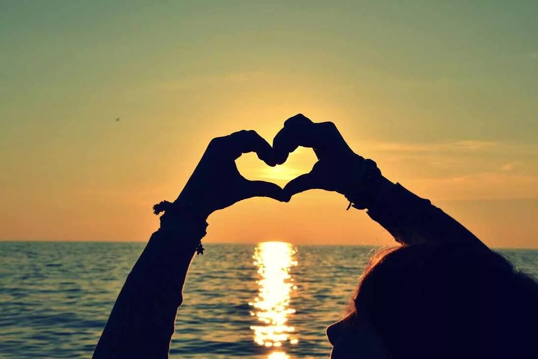 Море любви. Море любви. Двое на закате. Романтический закат. Девушка на закате у моря.