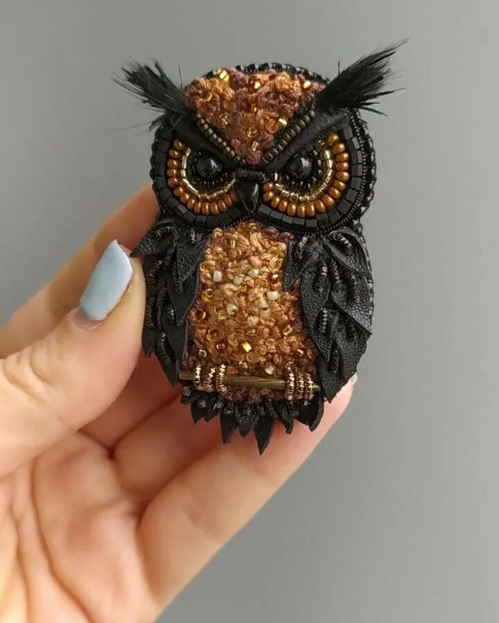 Сова из бисера. Брошь сова из бисера. сова бисером брошь. брошь совушка. брошь совушка из бисера.