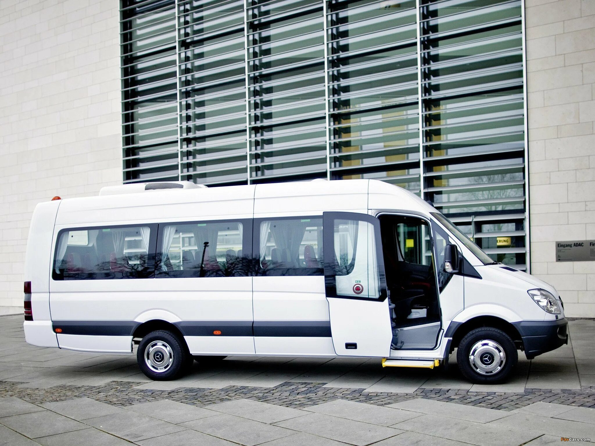 Длинный спринтер. Мерседес Бенц Спринтер пассажирский. Mercedes-Benz Sprinter transfer. Мерседес Спринтер 906 пассажирский. Автобус Мерседес Бенц Спринтер.