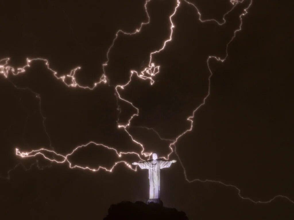 молния в статую петра. рио-де-жанейро статуя молния. молния в статую петра. молния в рио де жанейро. молния в статую петра.