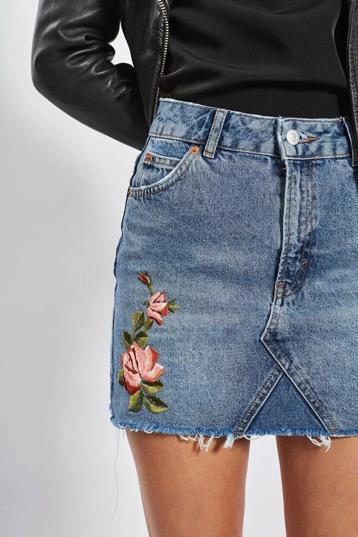 Можно ли джинсовая юбка. Юбка джинсовая. Джинсовая юбка с вышивкой. Украшение джинсовой юбки. Юбки женские модные джинсовые.