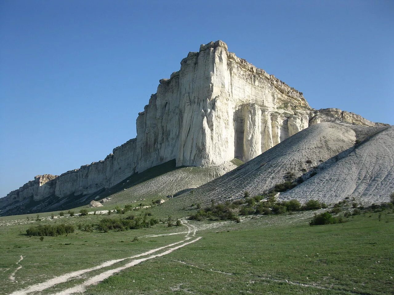 Горный массив АК-Кая (белая скала). Гора АК Кая Крым. Гора белая скала в Крыму. Гора АК-Кая (памятник природы).