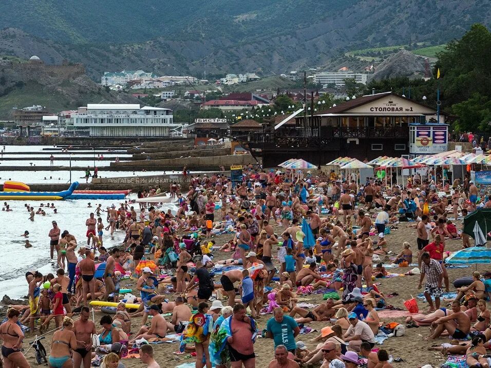 Где мало народу. Пляжи Крыма. Пляж Крым много людей. Крымский пляж. Пляжи Крыма сейчас.