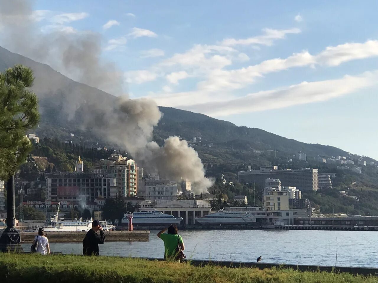 Взрывы в крыму сегодня сейчас. Ялта взрыв 9.10.2022. Взрыв в Ялте 1.03. Пожар в Ялте. Взрывы в Ялте сейчас.