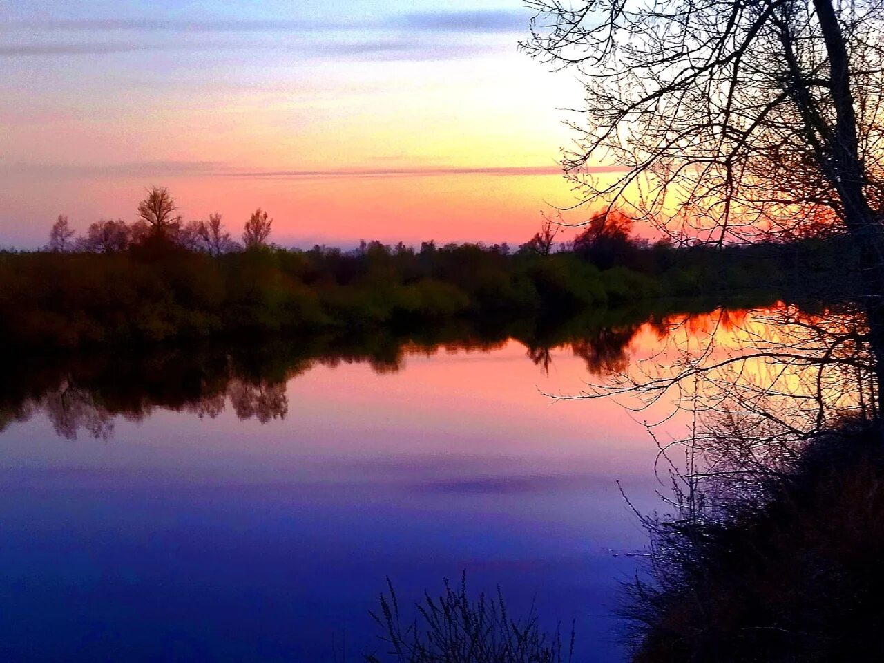 Рассвет на реке. Река Днепр пейзаж. Зорька на реке. Небо рассвет. Село зорьки