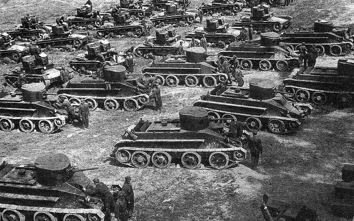 Какие танки были в начале войны. Танковая колонна ссс1941. Танковая колонна СССР 1941. БТ-2 1941. Много немецких танков.