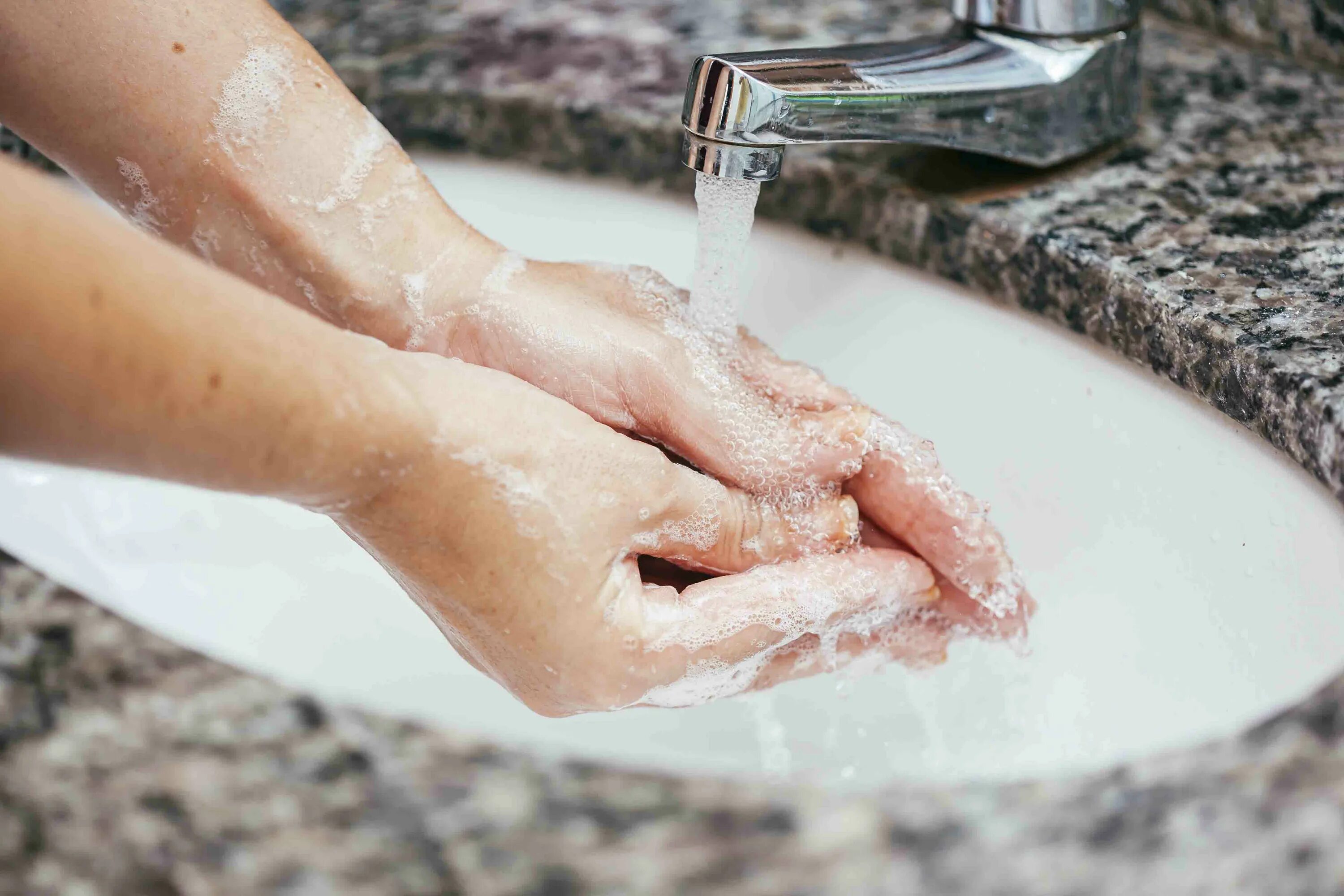 Окр моет руки. Мытье рук. Мытье рук с мылом. Мыло для рук. Мыльные руки женские.