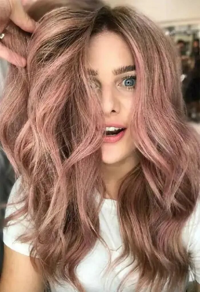 Модные цвета волос лето. Русые волосы с розовым отливом. Модный цвет волос. Стильное окрашивание. Розоватый оттенок волос.